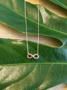 gouden initials infinity collier Joy de la Luz Yi-Infinity